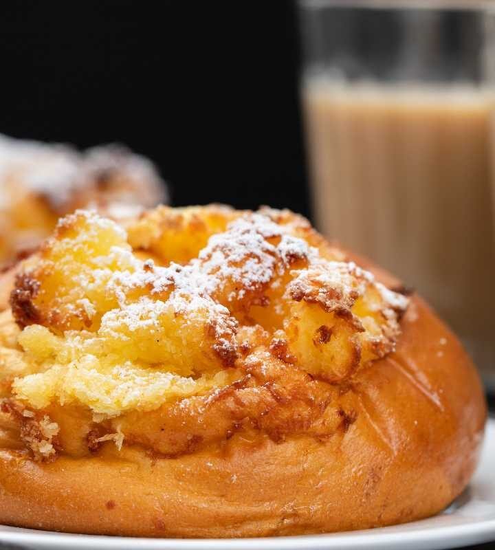 Pão Doce Recheado com Creme e Coco