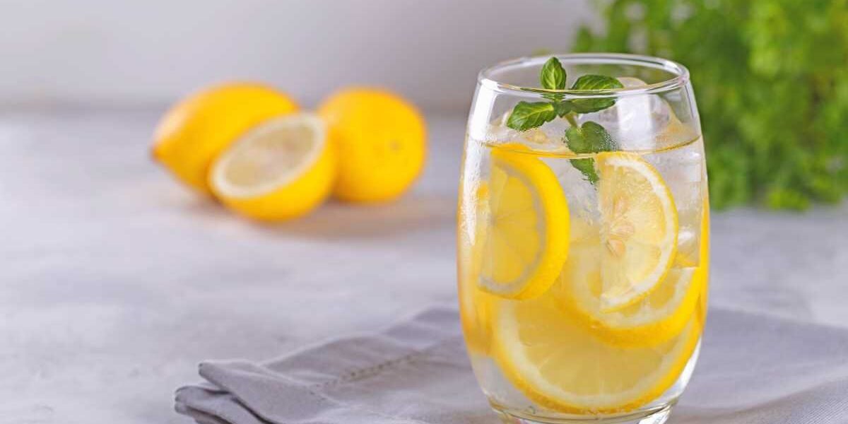 Água com limão para que serve