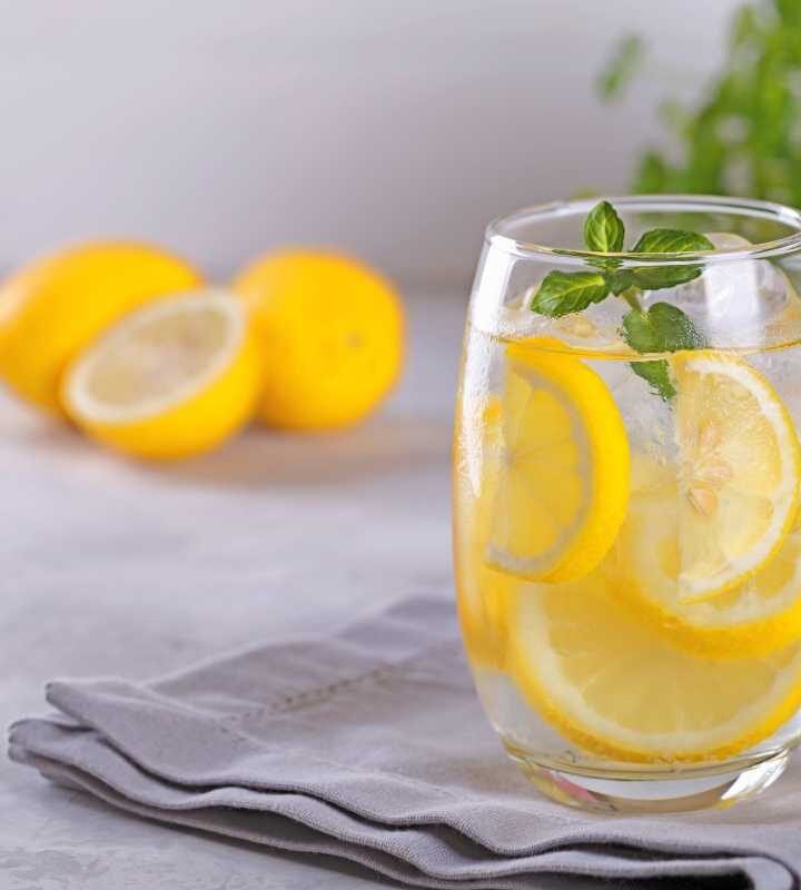 Água com limão para que serve