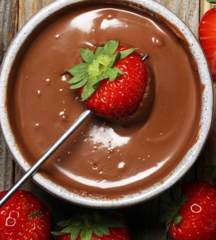 Como fazer morango com cobertura de chocolate