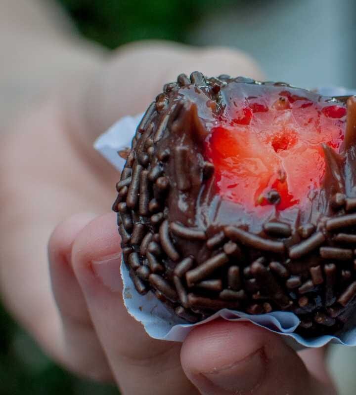 Morango do amor com recheio de brigadeiro