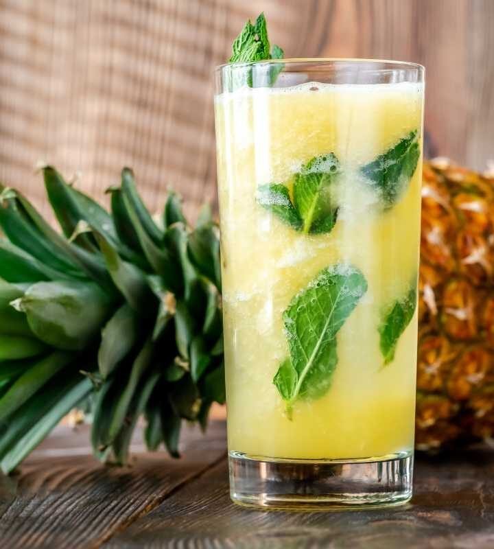 Suco de abacaxi com hortelã