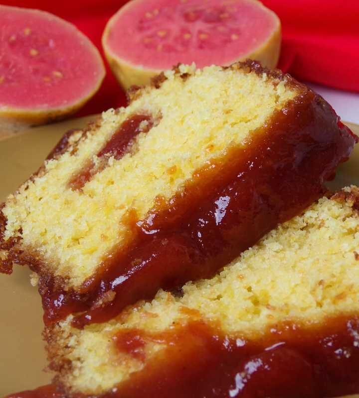 Bolo de goiabada com creme