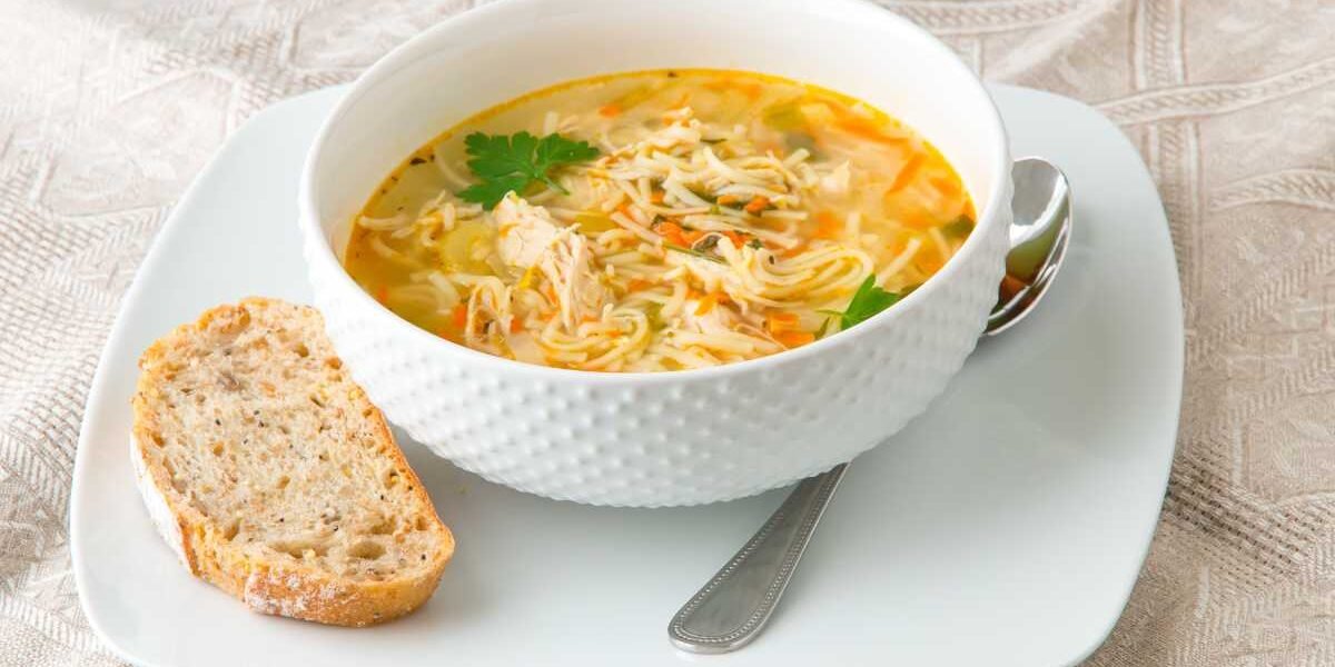 Sopa de Frango da Vovó: A Receita que Cura Qualquer Tristeza