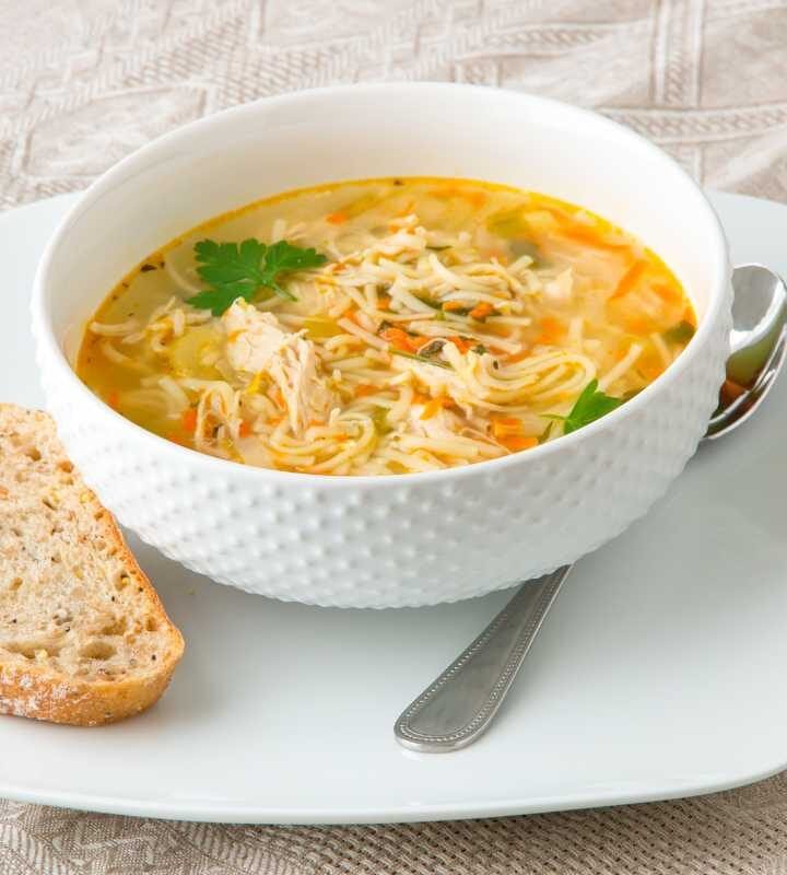Sopa de Frango da Vovó: A Receita que Cura Qualquer Tristeza
