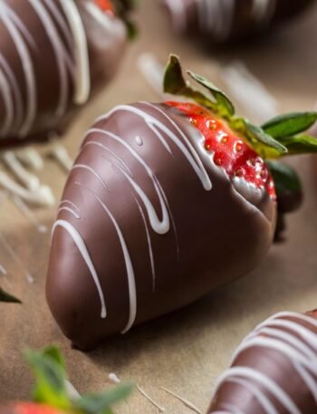 morango com cobertura de chocolate