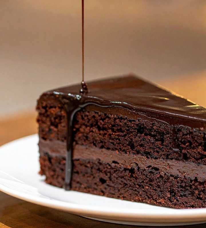 O Bolo de Chocolate com Gotas Mais Viciante que Você Já Comeu